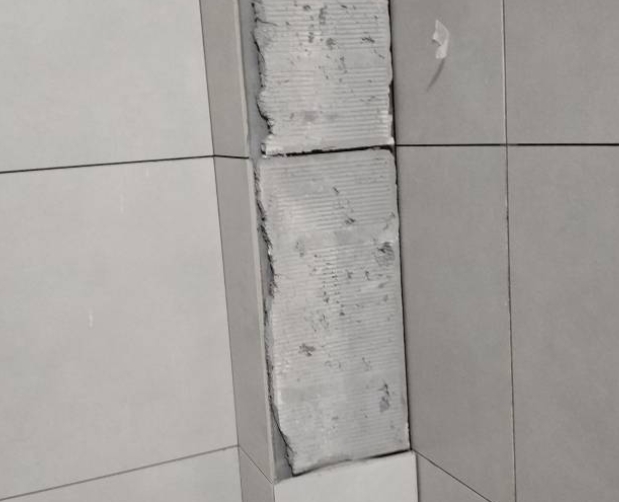 邓州瓷砖空鼓维修公司分享下瓷砖施工前基层浇水润湿程度不足，可能导致以下问题