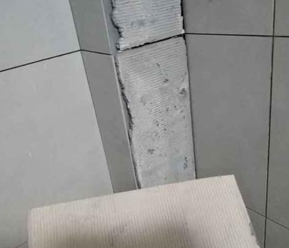邓州瓷砖空鼓维修公司分享下厨房瓷砖脱落的补救措施。